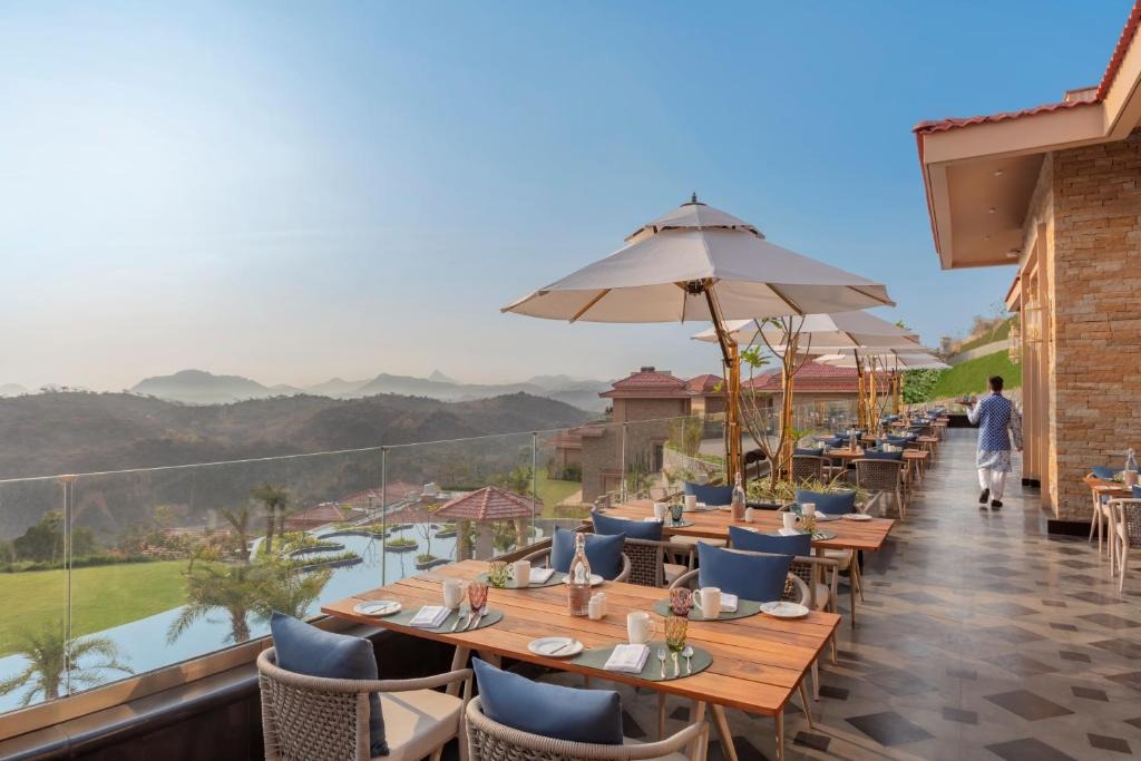 এখানে রয়েছে মোট ১১৭টি প্রাইভেট ভিলা। প্রতিটি ভিলায় বিলাসবহুল থাকার ব্যবস্থা, বহু ভিলায় রয়েছে ব্যক্তিগত সুইমিং পুল, বড় আউটডোর ডেক এবং কিউরেটেড ডাইনিং অভিজ্ঞতা। রিসর্টে ব্যক্তিগত হেলিপ্যাডও আছে - যদিও অতিথিরা মূলত বিমানে আসবেন বলেই জানা যাচ্ছে।